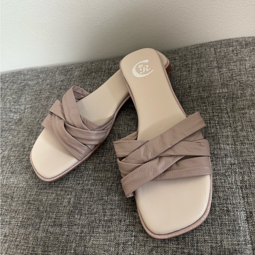 Flat sandals 100% leather